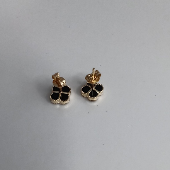 18K Yellow Gold Black Clover Stud Earrings 7mm Flower New Lightweight UNBRANDED - Picture 6 of 11